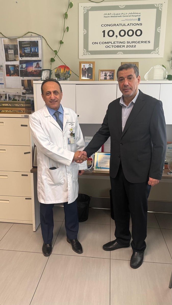 على هامش جلسة اخويه اليوم مع الدكتور اليمني مرشد علي صلاح، رئيس قسم المسالك البولية وأقسام الجراحة في مستشفى حزم مبيريك بمؤسسة حمد الطبية، وأحد أبرز الكفاءات الطبية التي تفخر بها بلادنا.
الدكتور مرشد نموذج مشرف بما يمتلكه من مسيرة علمية ومهنية حافلة، وهو خير من يمثل بلادنا في