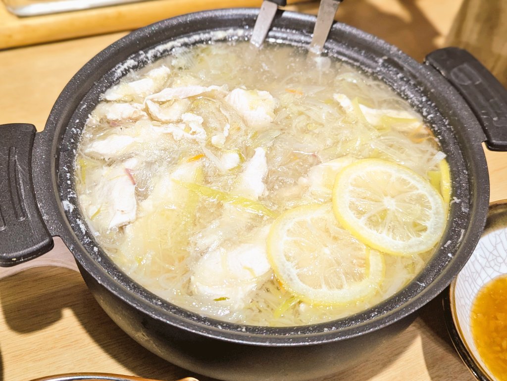 MarronTree's tweet image. 本日のお献立

レモン入り鶏胸塩しゃぶしゃぶ

大袋の千切りキャベツと長ねぎ1本分の白髪ねぎが一瞬で消える！
鶏胸肉はできる限りの薄切りに

ゴマドレとたまねぎポン酢で……(๑´ڡ`๑)♡

昼間に焼き芋の上にキャラメリゼしたリンゴとバニラアイスを乗せる大罪をおかしたので、夜はヘルシー鍋っすw