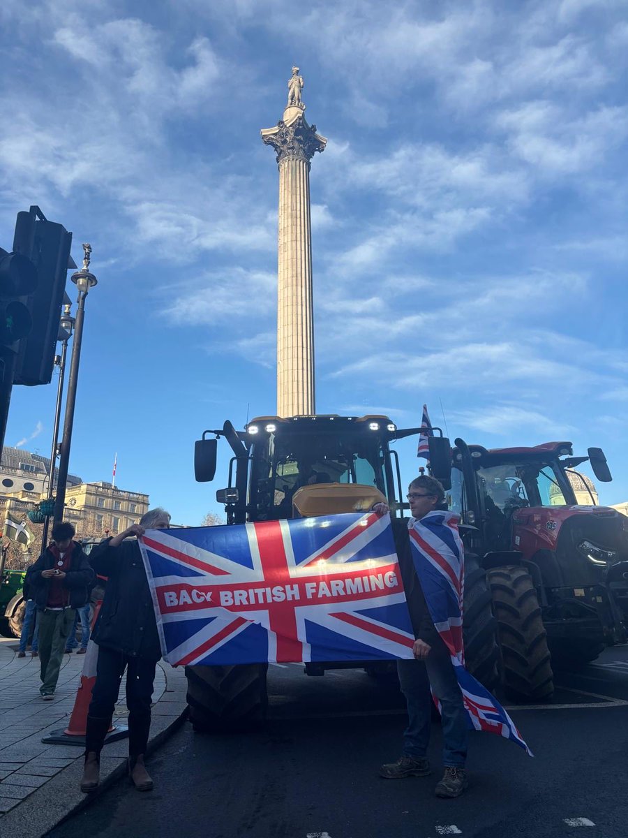 FarmersGuardian's tweet image. 📍FARMER PROTEST LATEST

Police are now moving tractors from Trafalgar Square. Met Officers said they are not stopping people protesting but vehicles cannot be allowed to disrupt public spaces. 🚜🪧

FOLLOW LIVE FREE UPDATES 🔗 farmersguardian.com/news/4522362/l…
- - - 
#AutumnBudget…