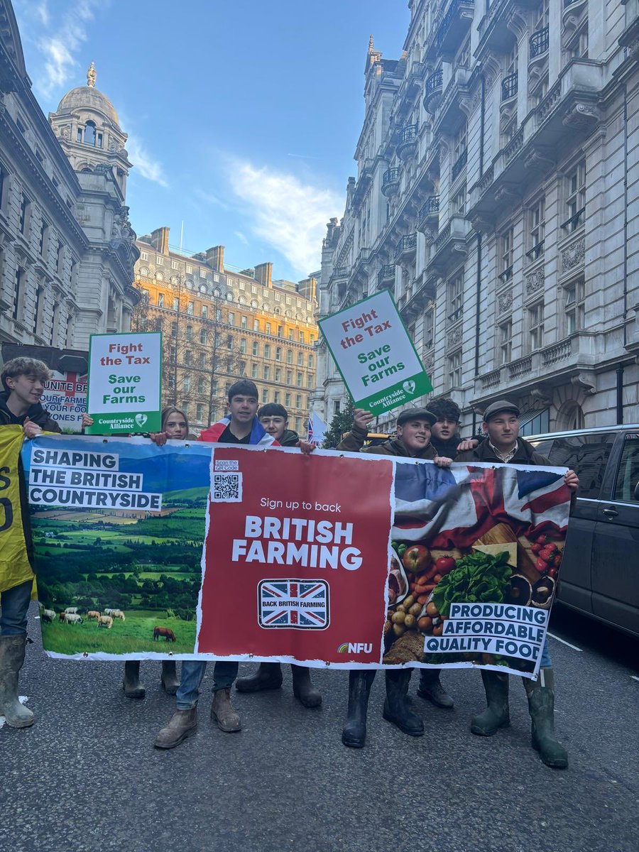 FarmersGuardian's tweet image. 📍FARMER PROTEST LATEST

Police are now moving tractors from Trafalgar Square. Met Officers said they are not stopping people protesting but vehicles cannot be allowed to disrupt public spaces. 🚜🪧

FOLLOW LIVE FREE UPDATES 🔗 farmersguardian.com/news/4522362/l…
- - - 
#AutumnBudget…