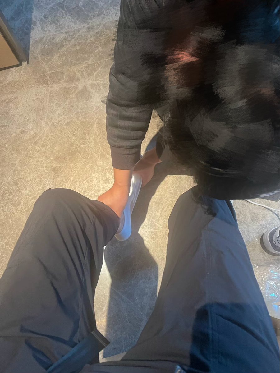 domzunbei's tweet photo. 伺候换鞋：
1、准备好拖鞋，跪好，解开鞋带，脱鞋，一只脚一只脚换。
2、全程不能让我使劲，不能让我的脚悬空或着地。
3、换完磕头谢恩，包括给鞋子。 https://t.co/vMjP0V31JJ