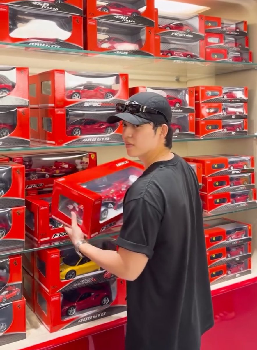scoups_and_co's tweet image. Seungcheol at Ferrari World 🥹🏎️🎢