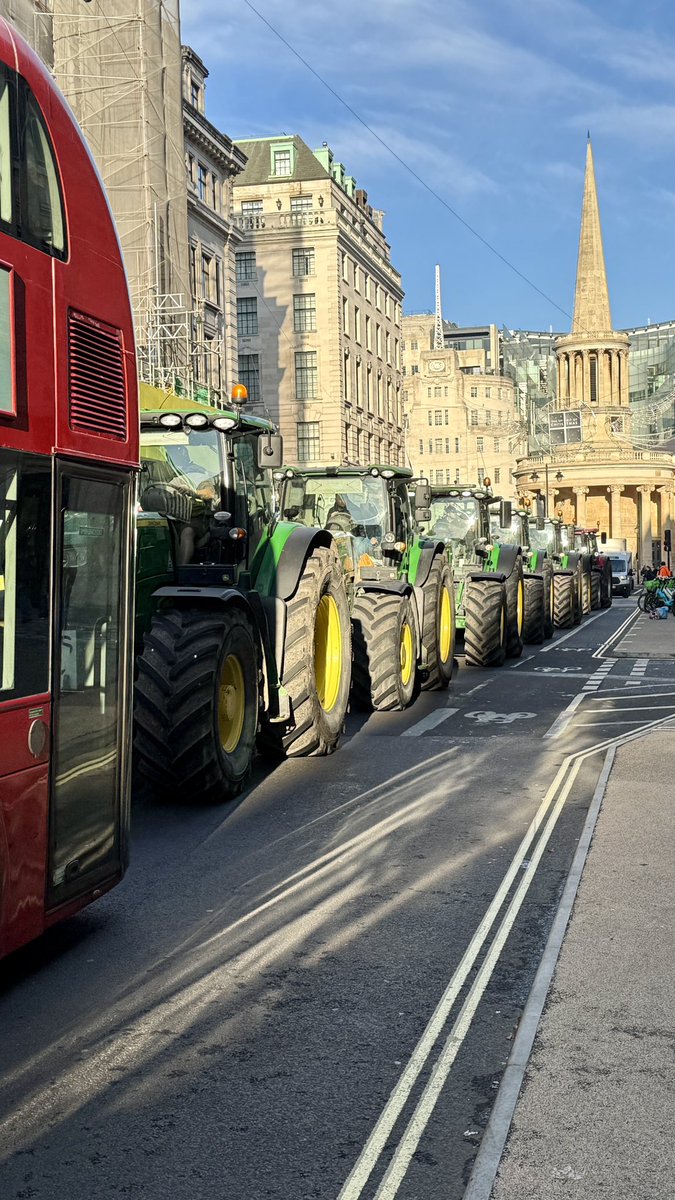 amoola_83's tweet image. Nothing to see, just a row of tractors in the middle of London! 😆🚜 🪧

#FarmersProtest #London #protest #labour #KierStarmer