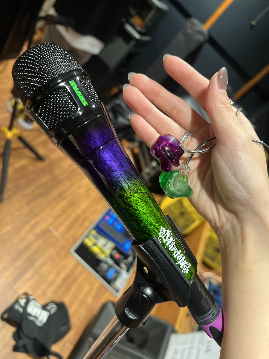 リハでした‼
本日からNEWマイク導入🎤
なんとMardelasロゴ入り、パープル&amp;グリーンという蛇石カラーのオリジナルマイク💜💚

もともと愛用していたSHURE NEXADYNE 8/Sと同じものでファンの方が作ってくれました⚡イヤモニともぴったりで最高！
#Mardelas #10周年