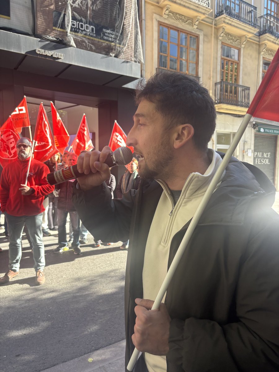 📢 Hui ens concentrem enfront de la Confederació Empresarial Valenciana (CEV) perquè els grans grups hospitalaris es neguen a constituir una patronal per a poder negociar el nou conveni de la #SanitatPrivada que està congelat des de 2016.