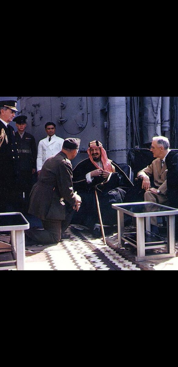 تحالف الكبار

هذي علوم الكبار اللّي تحالف كبار
كلن يوصّي بدار المكرمات ولده ...

من واحدٍ برّ في شعبه ولا يوم بار
للّي لمس هامة الجوزا براحة يده ...

ما يستلمها سوى اللي يصنع الازدهار
من المؤسس  معزيّها الى محمده ...

ما ينوصف به علّم من فوق قمته نار
إلا هو النور و الأعلام