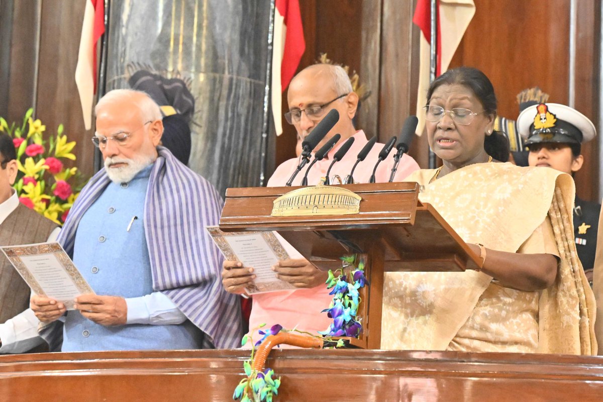 UpendrraRai's tweet image. President #DroupadiMurmu graced the #ConstitutionDay Celebration at the #CentralHall of #SamvidhanSadan in New Delhi. The President said that by moving forward in accordance with the constitutional system, our country&apos;s executive, legislature, and judiciary have strengthened…