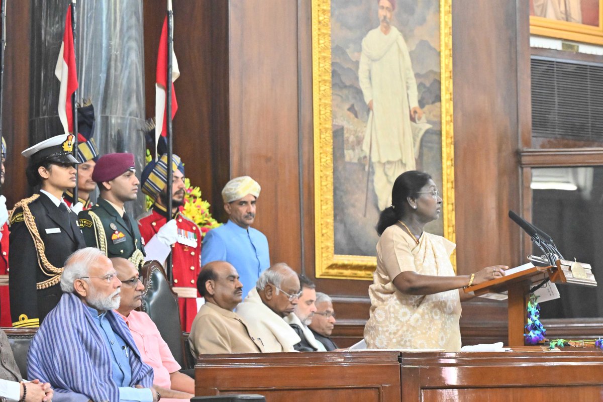 UpendrraRai's tweet image. President #DroupadiMurmu graced the #ConstitutionDay Celebration at the #CentralHall of #SamvidhanSadan in New Delhi. The President said that by moving forward in accordance with the constitutional system, our country&apos;s executive, legislature, and judiciary have strengthened…