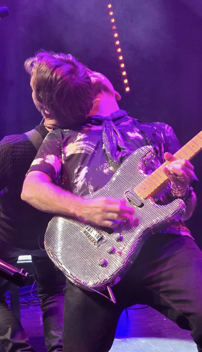 Thanks to Tina Barnett for this pic of me and the boss practicing our balancing act - another win for Pilates 🤘🏻🎸

#backbreaking #pilates #onstage #guitarist
