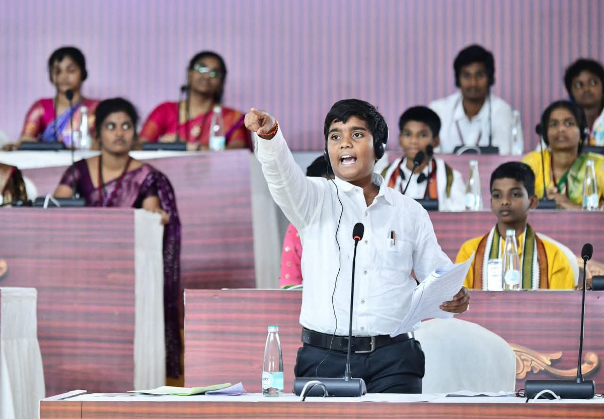 KadiroduOffl's tweet image. సియం గారు సభలో ప్రతిపక్ష నేతల్ని అల్లాడించారు కాసేపు ... !!!

మాక్ అసెంబ్లీ..
విజయవంతం 
విద్యార్థుల ప్రతిభ అద్భుతం
#ConstitutionDay 
#MockAssemblyInAP