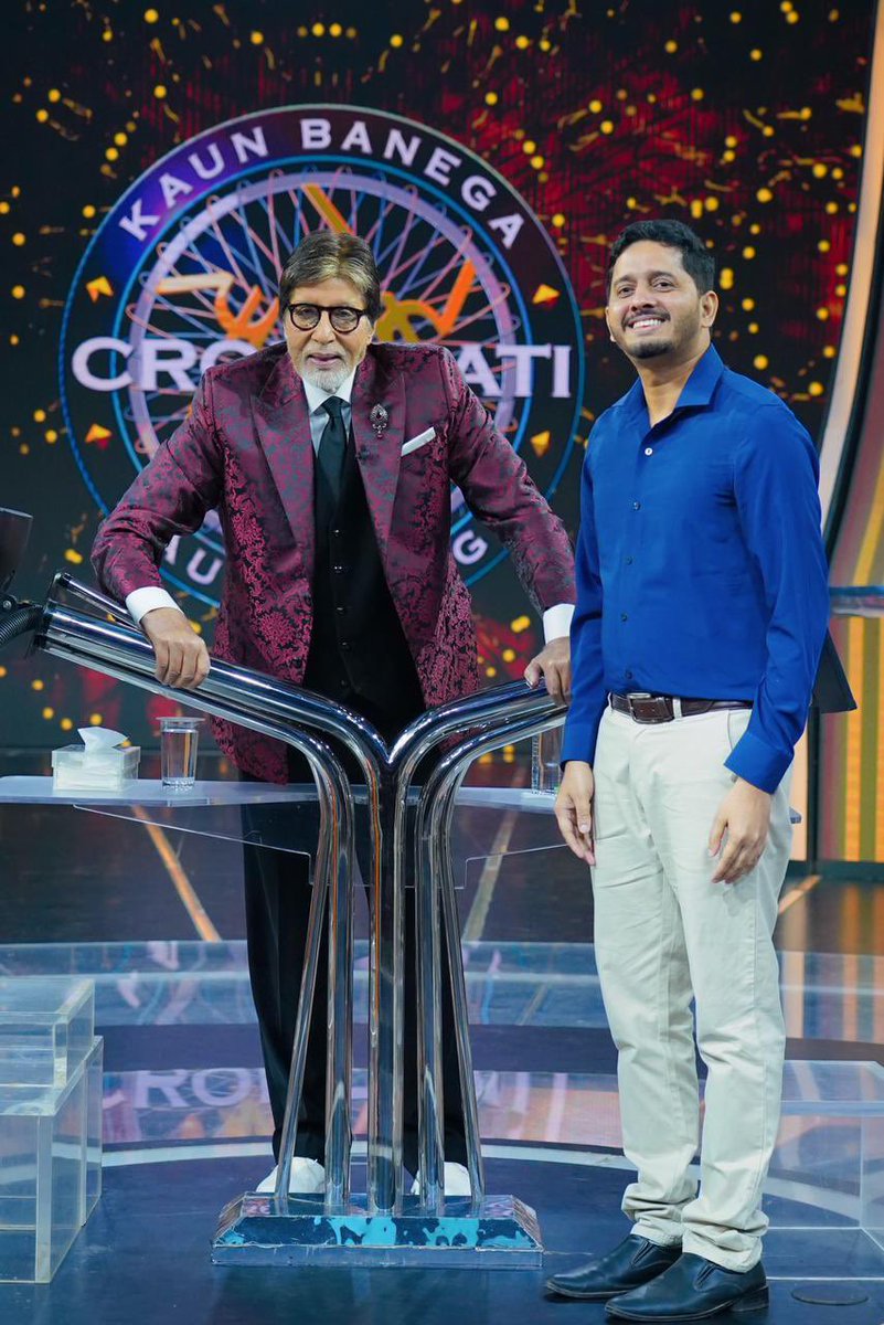 prabhatkhabar's tweet image. बिहार के बिहटा के गाँव के डॉक्टर डॉ. रमन किशोर को KBC के मंच पर “Force for Good Hero”सम्मान मिला.
अमिताभ बच्चन ने सम्मानित करते हुए कहा,अपनी सैलरी से 40,000+ मरीजों का मुफ़्त इलाज करना असाधारण है. डॉ. रमन अपनी आय का 70–80% ग्रामीण स्वास्थ्य सेवा पर खर्च करते है.…