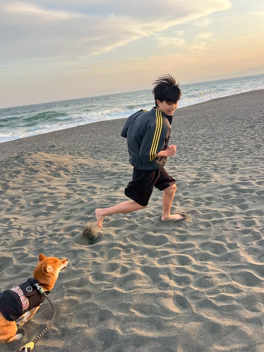 bmsg_trainee's tweet image. ⸜ ✉️ #LETTER_FROM_YU ✨ ⸝

皆さんこんにちは(^^)
#YU です！
最近レッスンなどがお休みの日は部活後、海で愛犬と遊んでいます！

部活後なので砂に足を取られがちですが、筋肉ピースをつけたいので頑張ります！

みなさんは犬派？猫派？
鳥派？😎

#BMSGTRAINEE #BMSG