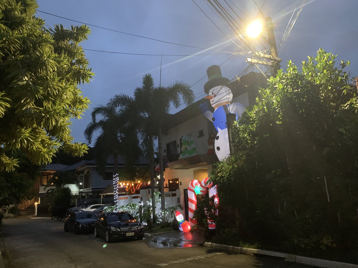 Amidst the many economic and political challenges, these large #Christmas2025 inflatables would surely put a smile around our community.

Keeping the hope alive for brighter holidays for all Filipinos!