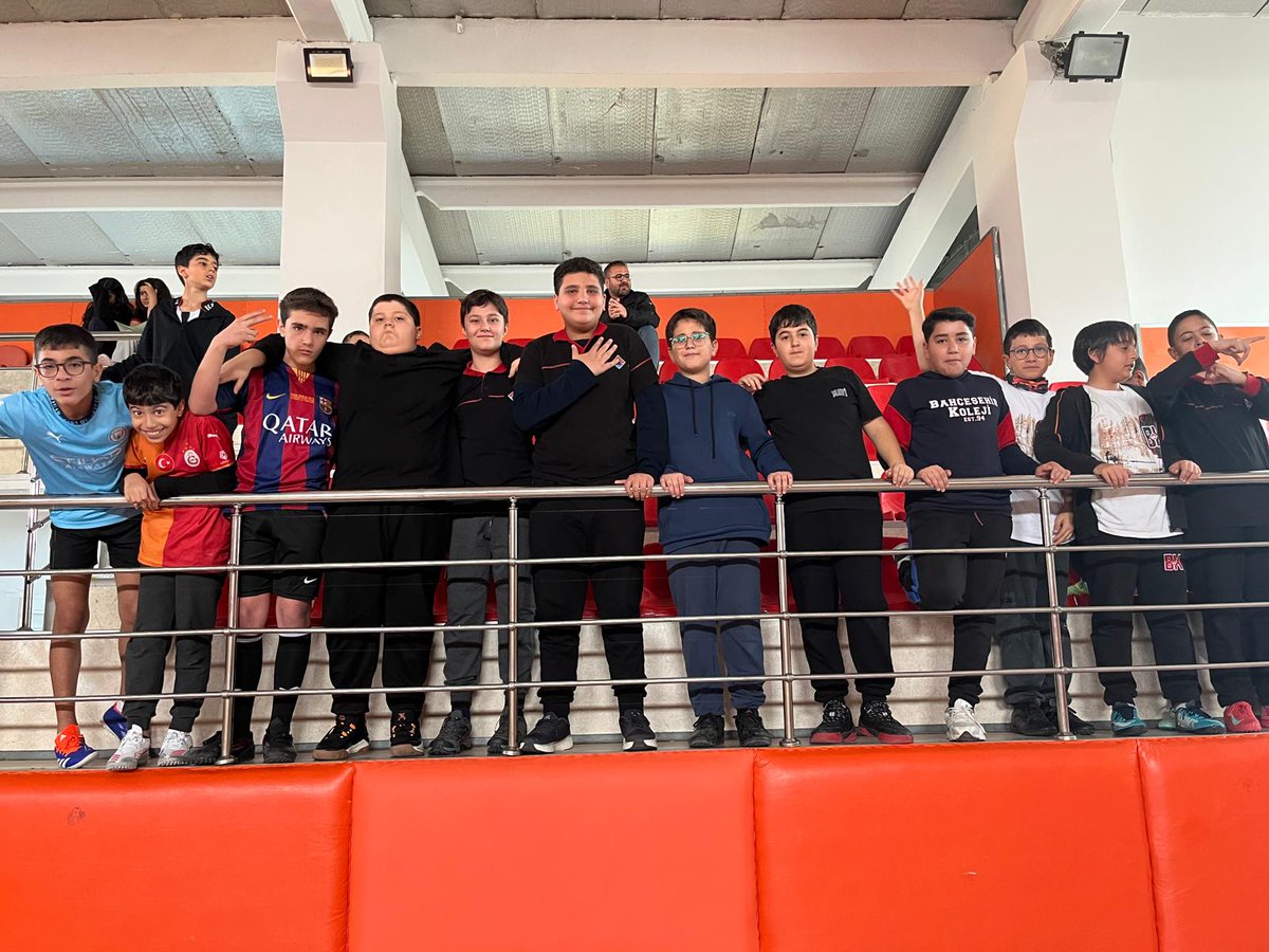 Van Bahçeşehir Koleji futsal turnuvamız coşkulu maçlarla başladı.
Fairplay, Dostluk ve kardeşlik vurgusunun ön planda olmasının önemini vurguladığımız maçlarda
Öğrencilerimiz doyasıya eğlenmenin keyfini çıkarıyor 💙❤️
<a href="/bahcesehir_k12/">Bahçeşehir Koleji</a> 
<a href="/EnverYucel/">EnverYucel</a> 
<a href="/koccozlem/">Dr.Özlem Koç</a> 
<a href="/Savas_BOYAR/">Savaş BOYAR</a>