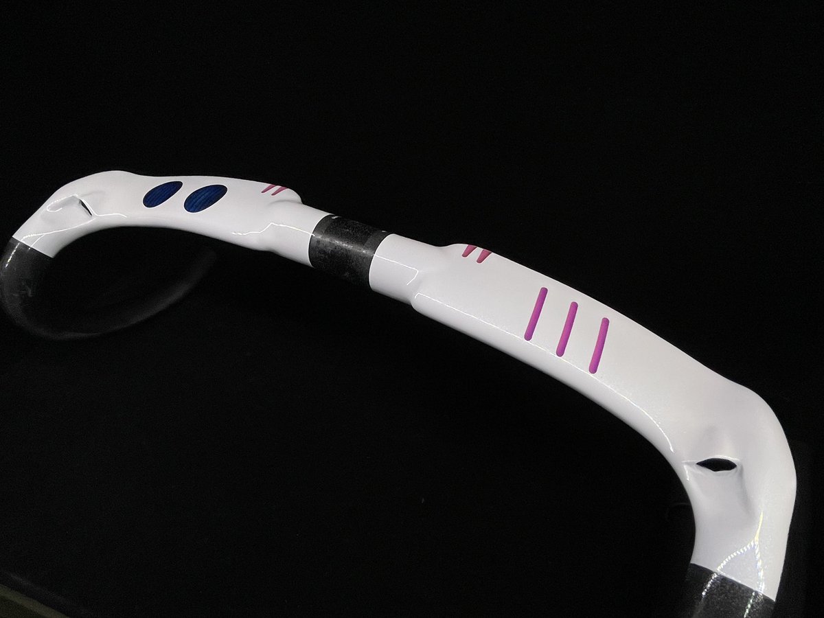 RushEye2012's tweet photo. またまたペイントネタです(もう飽きられた…？)
これは依頼品のハンドルを「あのモビルスーツ」っぽく塗らせていただいたものになります。
メインカラーはパールホワイトで塗っているので、太陽光の下だとキラキラと輝きハ◯ーン様もご満悦です(多分)
ご依頼頂いたお客様はハイ満悦でございました🌟 https://t.co/WFiOg6C7x1