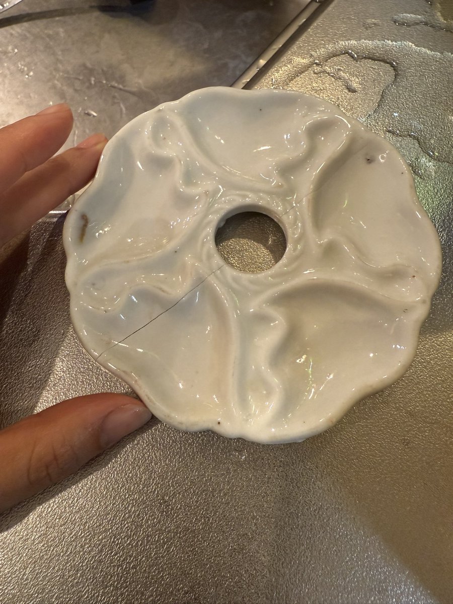 chitti_design's tweet image. 絵の具皿を制作してる陶芸作家さん…
この千鳥の絵の具皿（超お気に入り）に心当たりある方いらっしゃったら連絡ください…買いたい…😭
古道具市で出会って使っていたのですが、割れてしまって修復予定です…