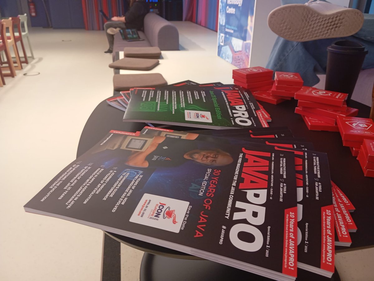 JAVAPROmagazin's tweet image. Now double at #JCON Berlin: the new #JAVAPRO issue AND our “30 Years of #Java” edition! Featuring #Java25, #VirtualThreads, #StructuredConcurrency &amp;amp; #GenAI.
Stop by &amp;amp; grab your free copies!

Can’t attend? Download or subscribe: javapro.io/2025/10/28/sta…