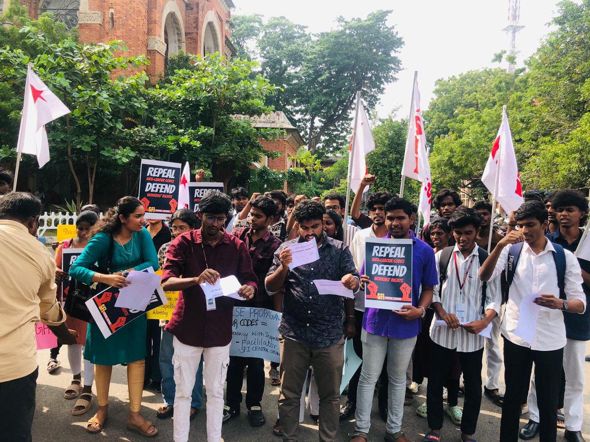 sficcdc's tweet image. சென்னை பல்கலைக்கழகத்தில் தொழிலாளர் உரிமைகளை பறிக்கும் ( 4 ) தொகுப்பு சட்டங்களை திரும்ப பெற வலியுறுத்தி இந்திய மாணவர் சங்கம் மத்திய சென்னை சார்பாக நகல் கிழித்தெறிந்து கண்டன போராட்டம்  நடைபெற்றது. போராட்டத்தில் மாவட்டச் செயலாளர் தோழர். தமிழ் கண்டன உரையாற்றினார். 

SFI-மத்திய சென்னை