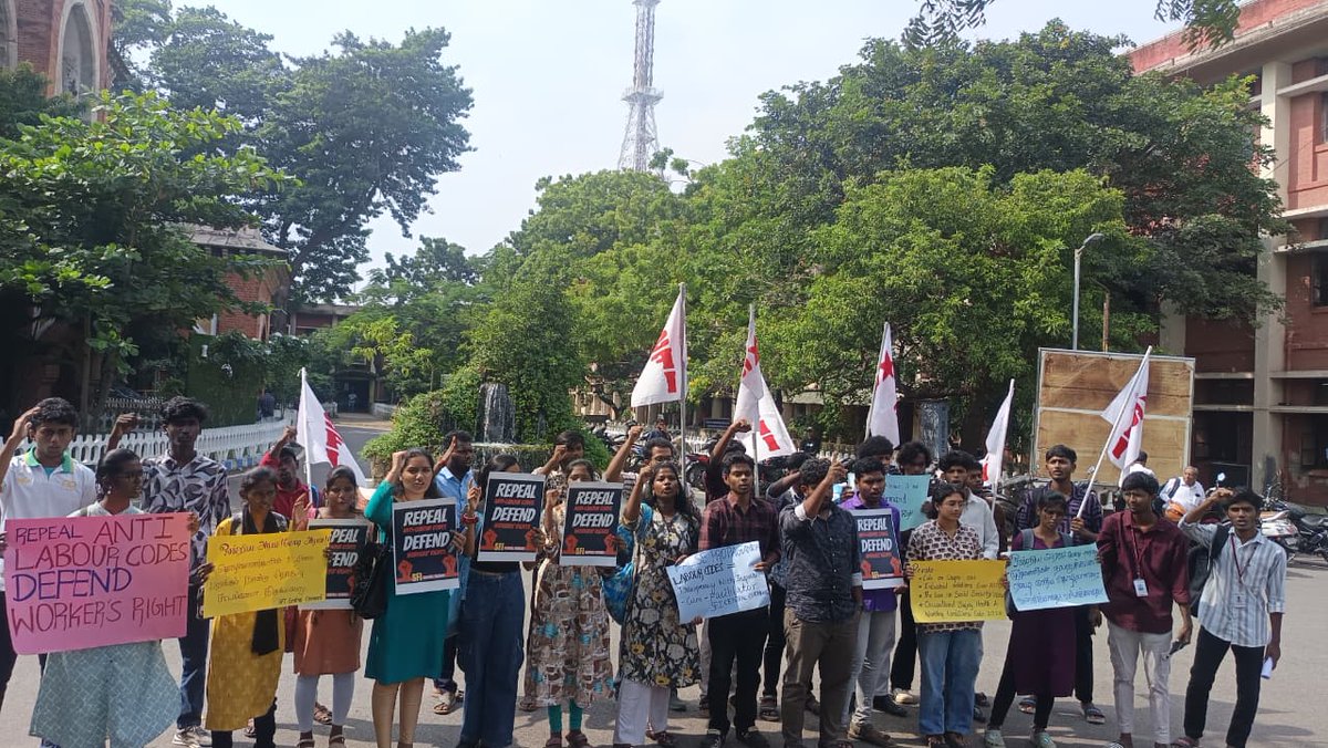 sficcdc's tweet image. சென்னை பல்கலைக்கழகத்தில் தொழிலாளர் உரிமைகளை பறிக்கும் ( 4 ) தொகுப்பு சட்டங்களை திரும்ப பெற வலியுறுத்தி இந்திய மாணவர் சங்கம் மத்திய சென்னை சார்பாக நகல் கிழித்தெறிந்து கண்டன போராட்டம்  நடைபெற்றது. போராட்டத்தில் மாவட்டச் செயலாளர் தோழர். தமிழ் கண்டன உரையாற்றினார். 

SFI-மத்திய சென்னை