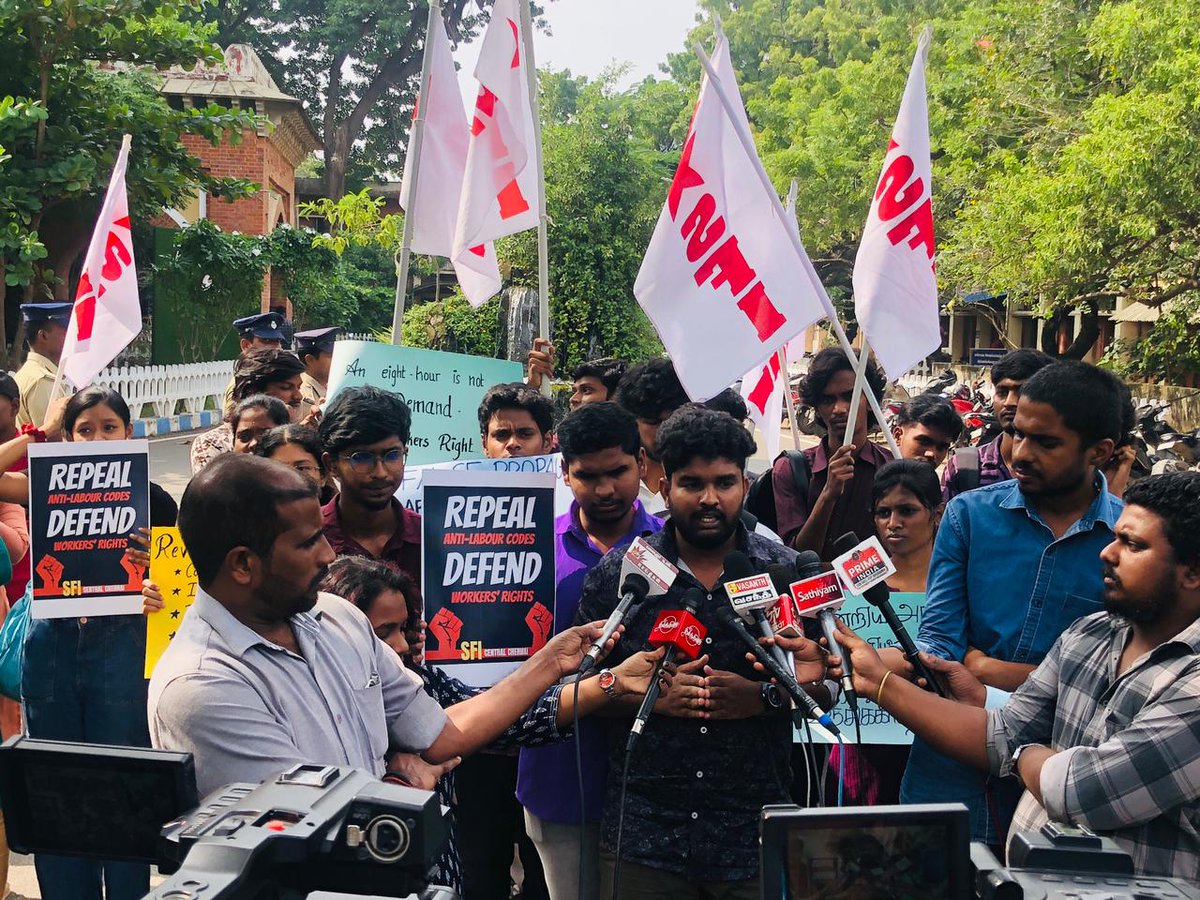 sficcdc's tweet image. சென்னை பல்கலைக்கழகத்தில் தொழிலாளர் உரிமைகளை பறிக்கும் ( 4 ) தொகுப்பு சட்டங்களை திரும்ப பெற வலியுறுத்தி இந்திய மாணவர் சங்கம் மத்திய சென்னை சார்பாக நகல் கிழித்தெறிந்து கண்டன போராட்டம்  நடைபெற்றது. போராட்டத்தில் மாவட்டச் செயலாளர் தோழர். தமிழ் கண்டன உரையாற்றினார். 

SFI-மத்திய சென்னை