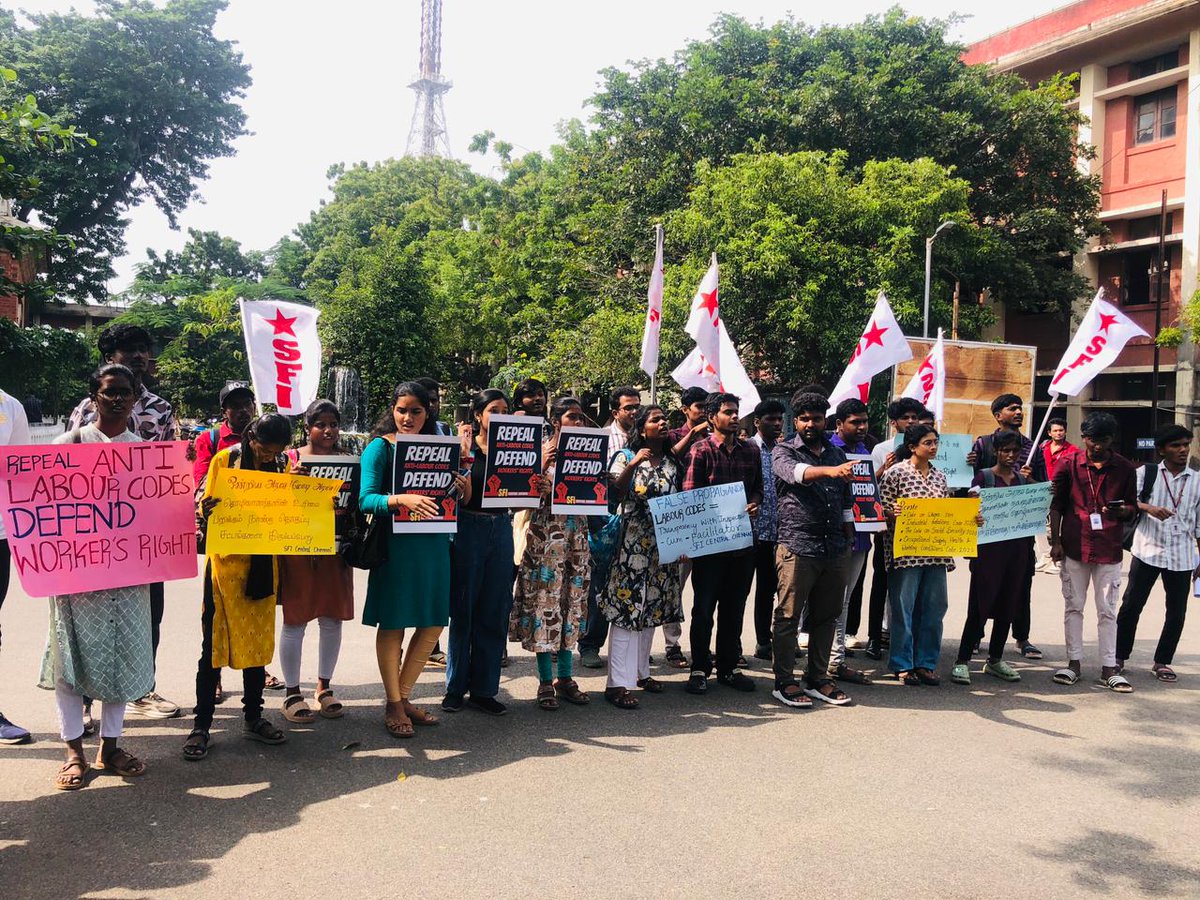 sficcdc's tweet image. சென்னை பல்கலைக்கழகத்தில் தொழிலாளர் உரிமைகளை பறிக்கும் ( 4 ) தொகுப்பு சட்டங்களை திரும்ப பெற வலியுறுத்தி இந்திய மாணவர் சங்கம் மத்திய சென்னை சார்பாக நகல் கிழித்தெறிந்து கண்டன போராட்டம்  நடைபெற்றது. போராட்டத்தில் மாவட்டச் செயலாளர் தோழர். தமிழ் கண்டன உரையாற்றினார். 

SFI-மத்திய சென்னை