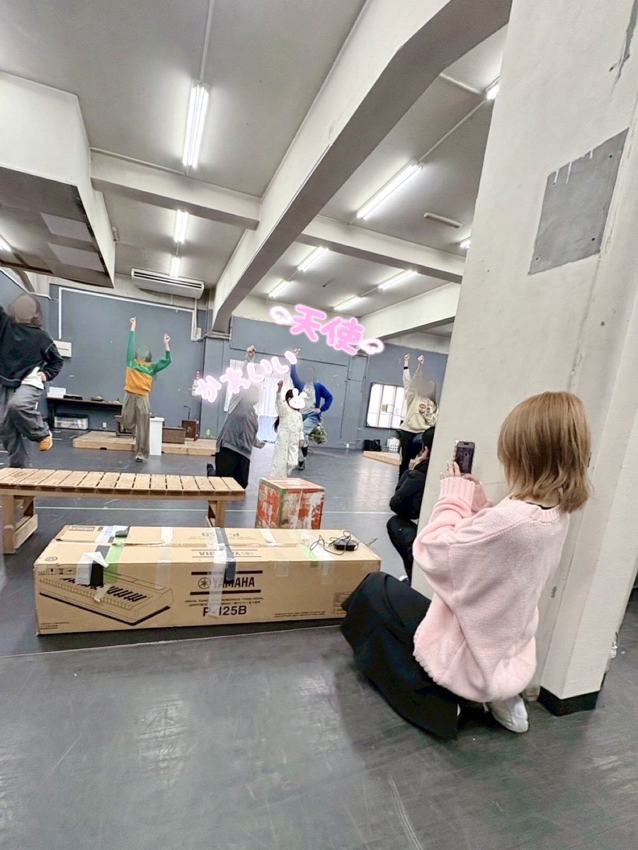 hujisaki_ayaka_'s tweet image. #25Magic
お稽古どんどこ進んでおります。
今日は一人で頑張っている娘(役)のシーンを柱の影から見守る母🥹笑

6歳の女優さんとお芝居するのは初めてなのですけれど、Suiちゃんの一挙手一投足が座組全員の心を浄化してくれます😭✨
なんて可愛いの。
存在してくれてありがとう天使😖💕