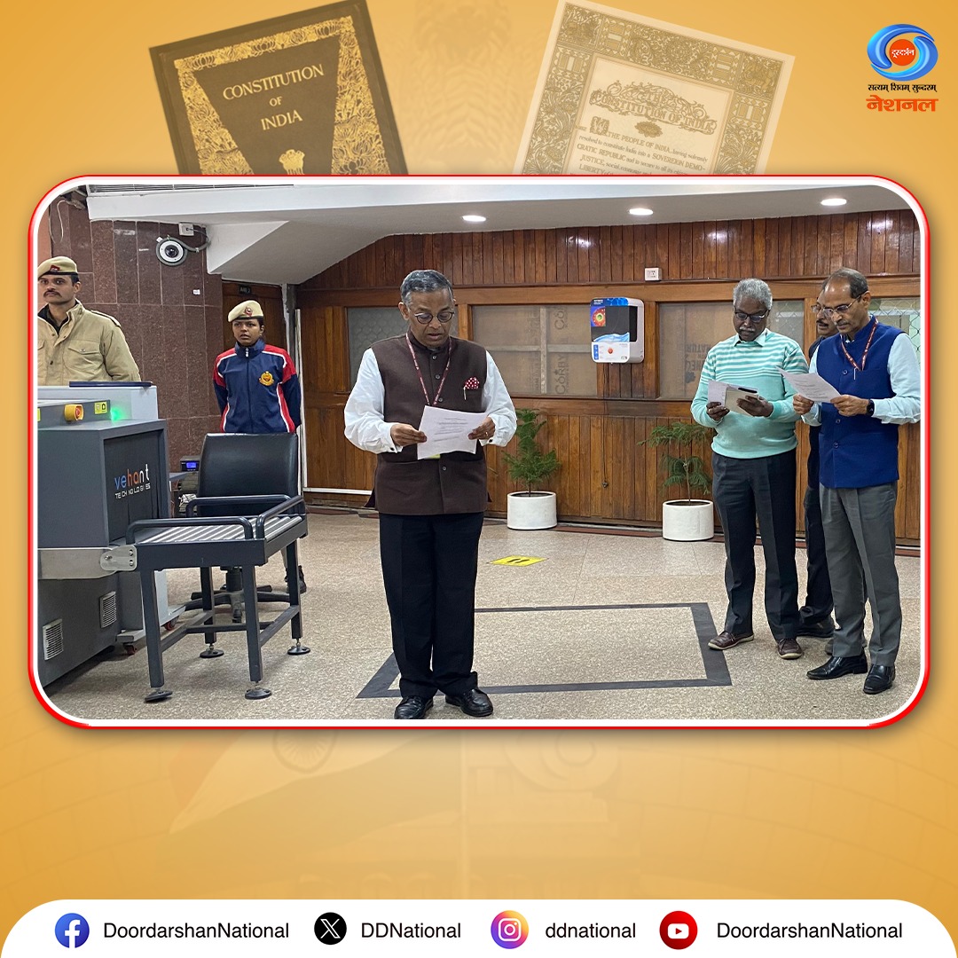 DDNational's tweet photo. दूरदर्शन भवन का परिसर संविधान दिवस की गरिमा से गूंज उठा, जब कर्मचारियों ने संविधान की प्रस्तावना का वाचन किया। इसका नेतृत्व दूरदर्शन महानिदेशक के. सतीश नम्बूदरीपाद ने किया।

@snambudiripad #ConstitutionDay #PreambleReading #WeThePeople #DeshkaPehlaChannelDeshkaApnaChannel https://t.co/crnzJvjLAQ