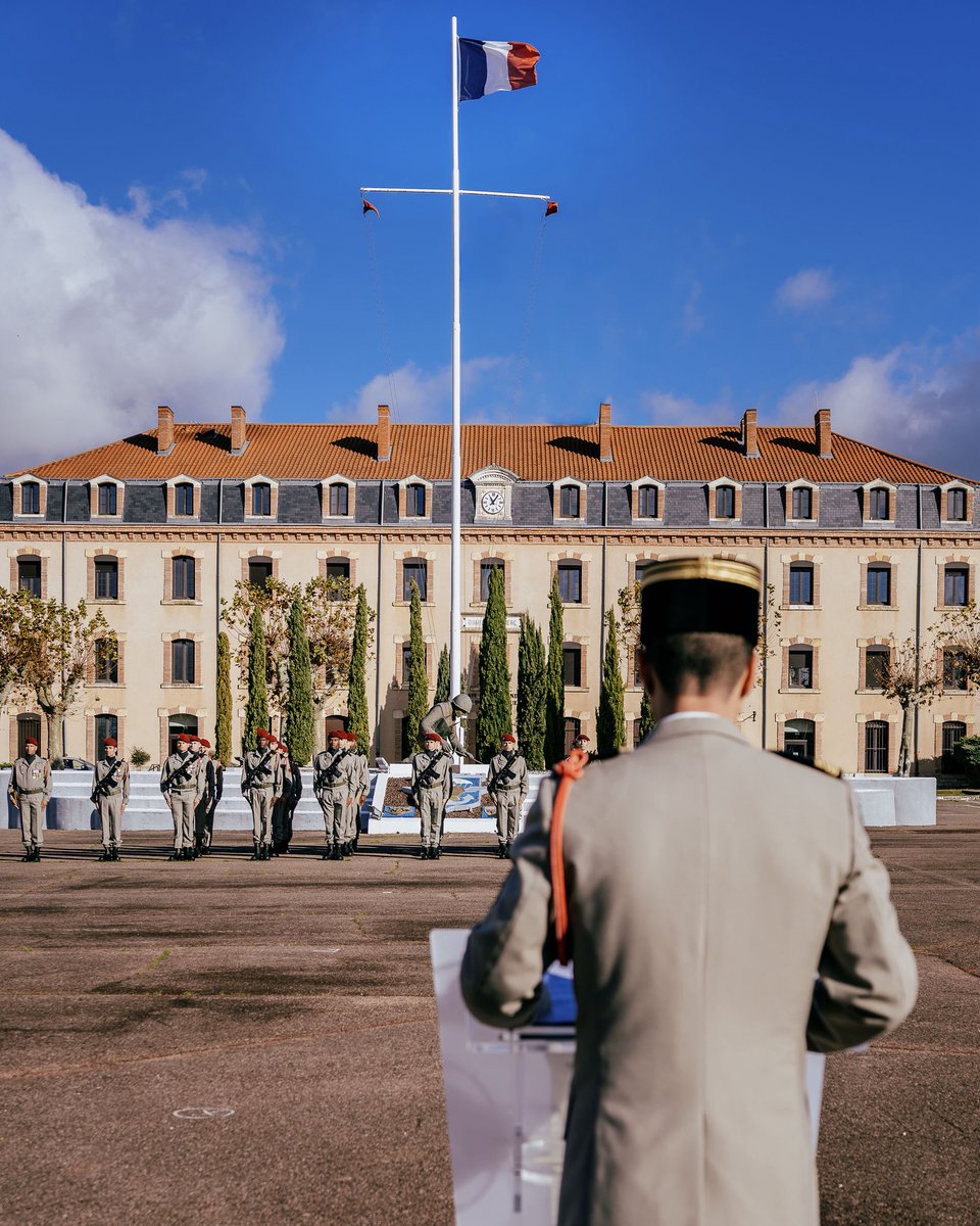 🇫🇷 La section du lieutenant Jonathan a réalisé sa présentation au drapeau, acte officialisant son aptitude à servir sous les armes et à défendre la Nation. 

Une étape marquante qui scelle son entrée chez les sapeurs-paras. 💥