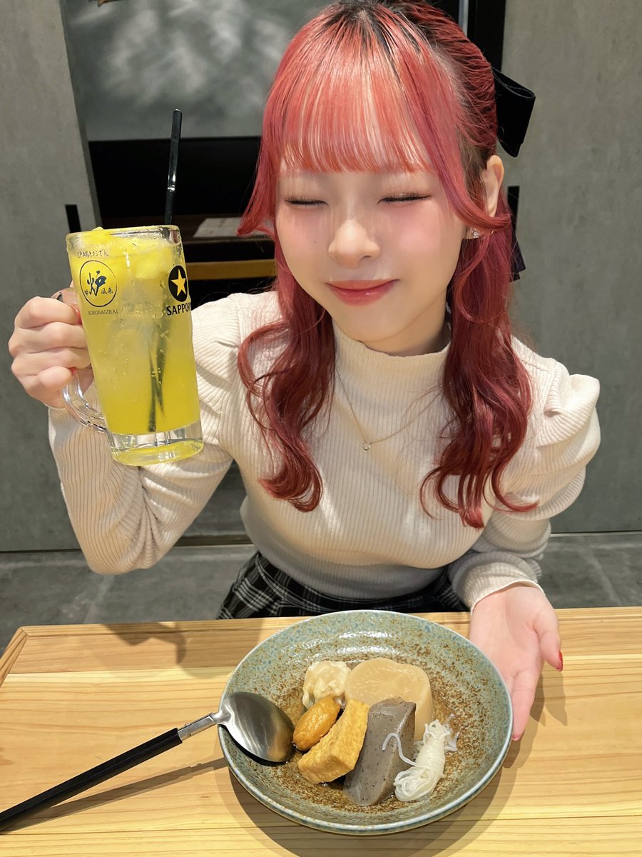 haruka_aimai's tweet photo. かすかと乾杯〜🍻
寒いこの時期はやっぱりおでんだよね🍢 https://t.co/obcaosfiEP