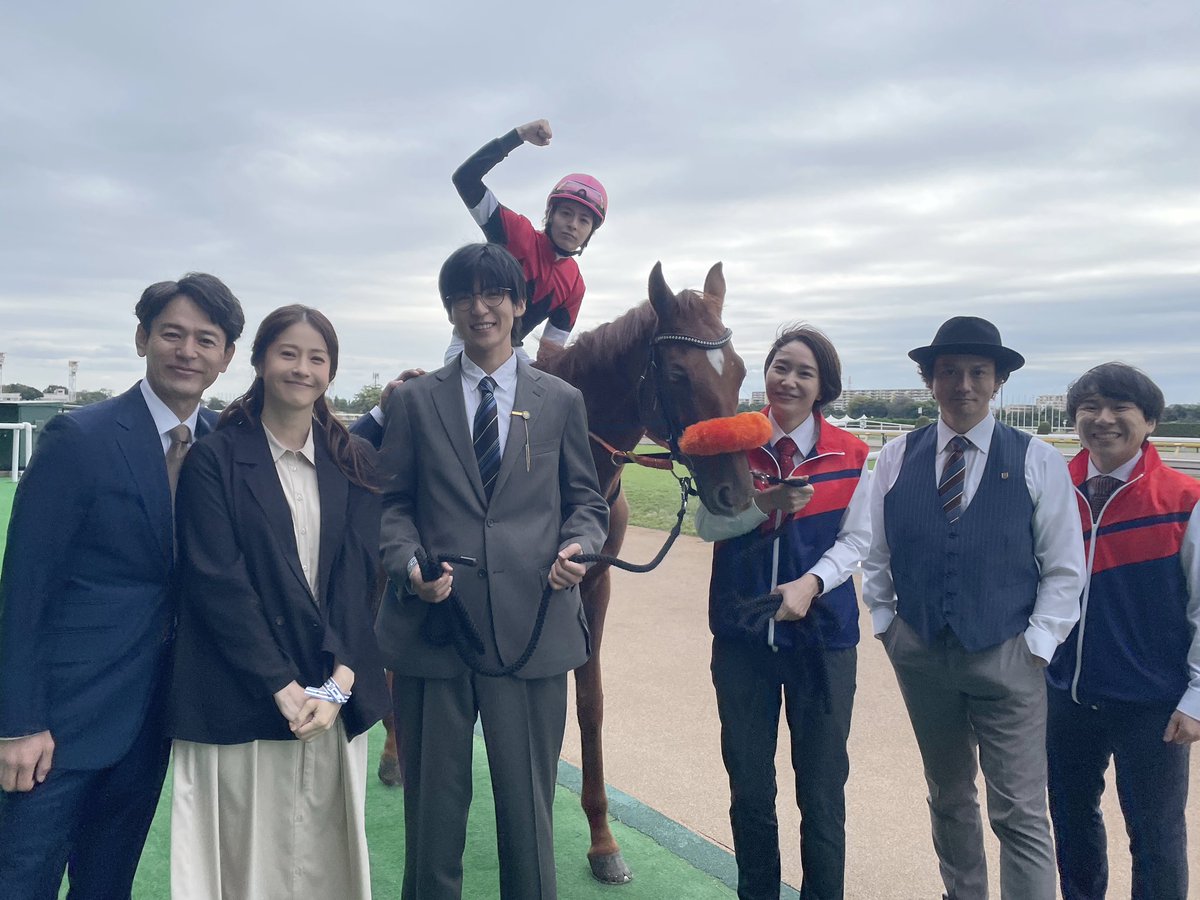 royalfamily_tbs's tweet photo. みなさん、ここ見てください！
笑いましょう📸

#ロイヤルファミリー

🔗𝐓𝐯𝐞𝐫
https://t.co/Afp2MZBzYD

🔗𝐔-𝐍𝐄𝐗𝐓
https://t.co/DhxaqujyW1

🐎第𝟖話𝟏𝟏月𝟑𝟎日放送🌿
日曜劇場『ザ・ロイヤルファミリー』 https://t.co/g9tKKITinF