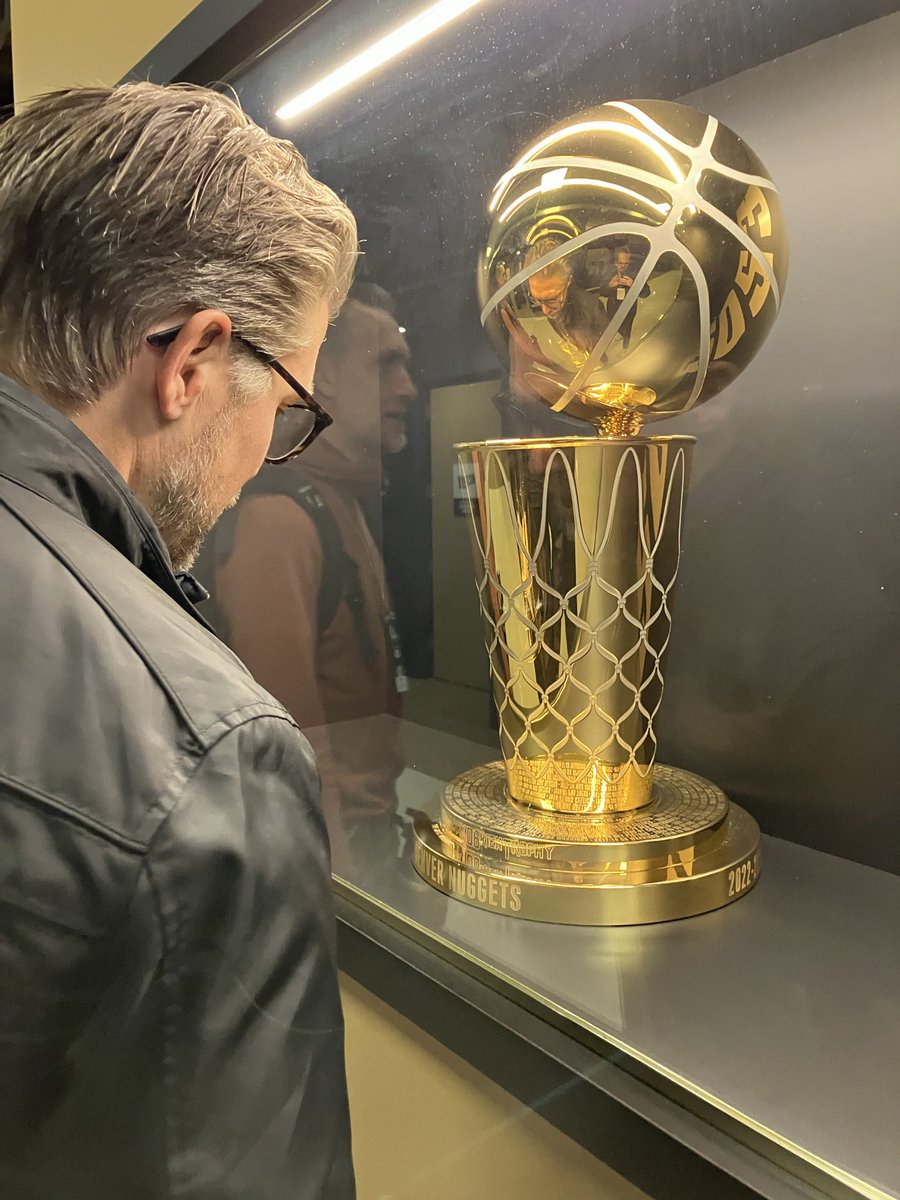 ”Va? Är det som Stanley Cup-bucklan fast i basket? Löjligt liten”