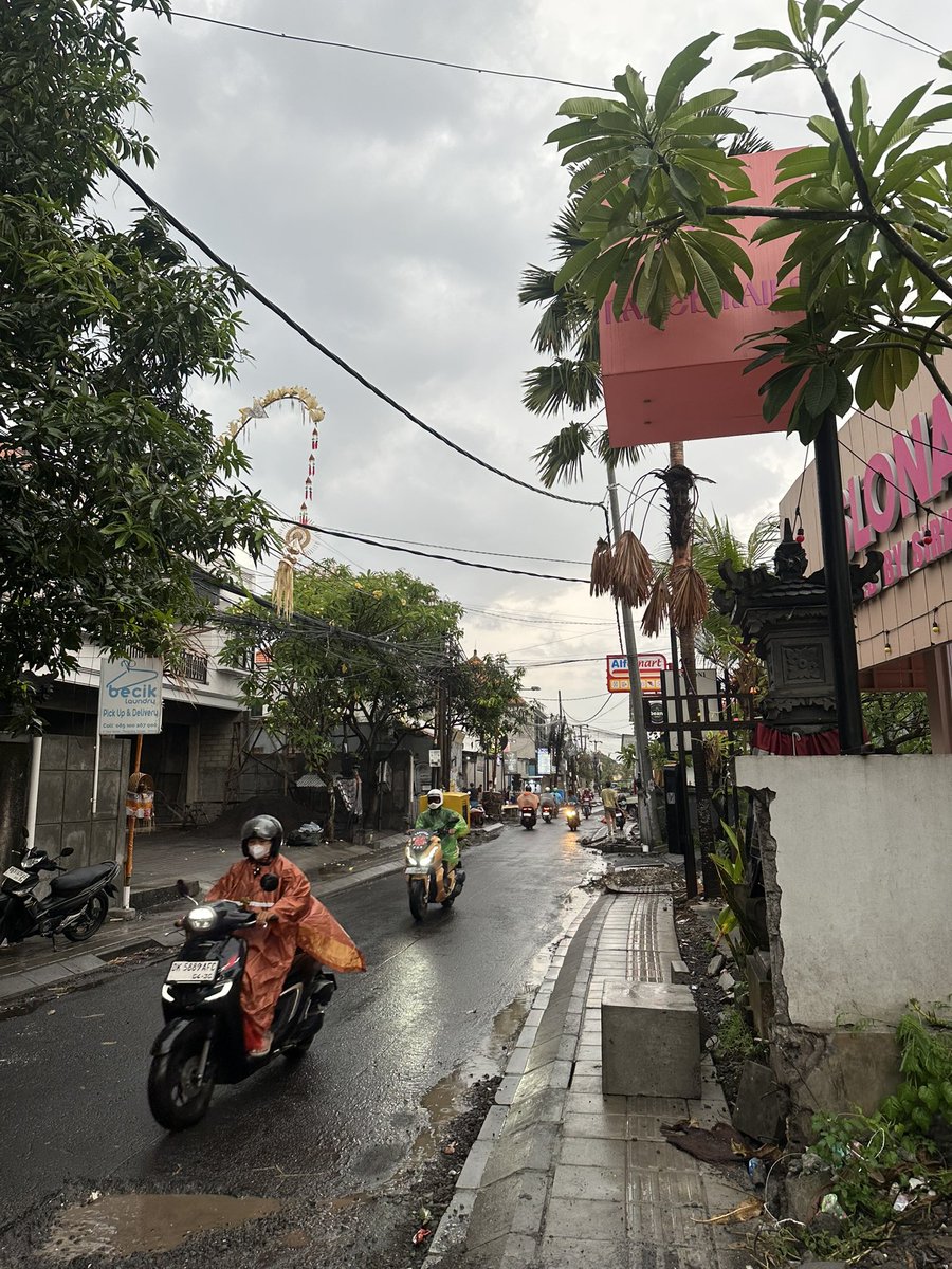вода стояла по щиколотку во время ливня, а через 10 минут исчезла через ливнёвки. беглову не понять