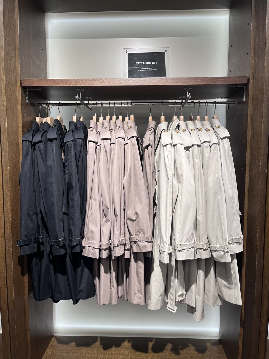 selma_uk's tweet photo. ロンドン・ハックニーの静かな通りに佇む Burberry Outlet。店内には定番のトレンチコートをはじめ、クラシックなアイテムが並んでいる。アウトレット価格から、さらに 50% オフが適用されることもあり、£1,100ほどのトレンチが £500〜600 台で手に入ることも。
英国ブランドの上質さを、少し身近に感じられる場所。ロンドンでバーバリーを探すなら、一度訪れておきたい。
📍 Burberry Outlet