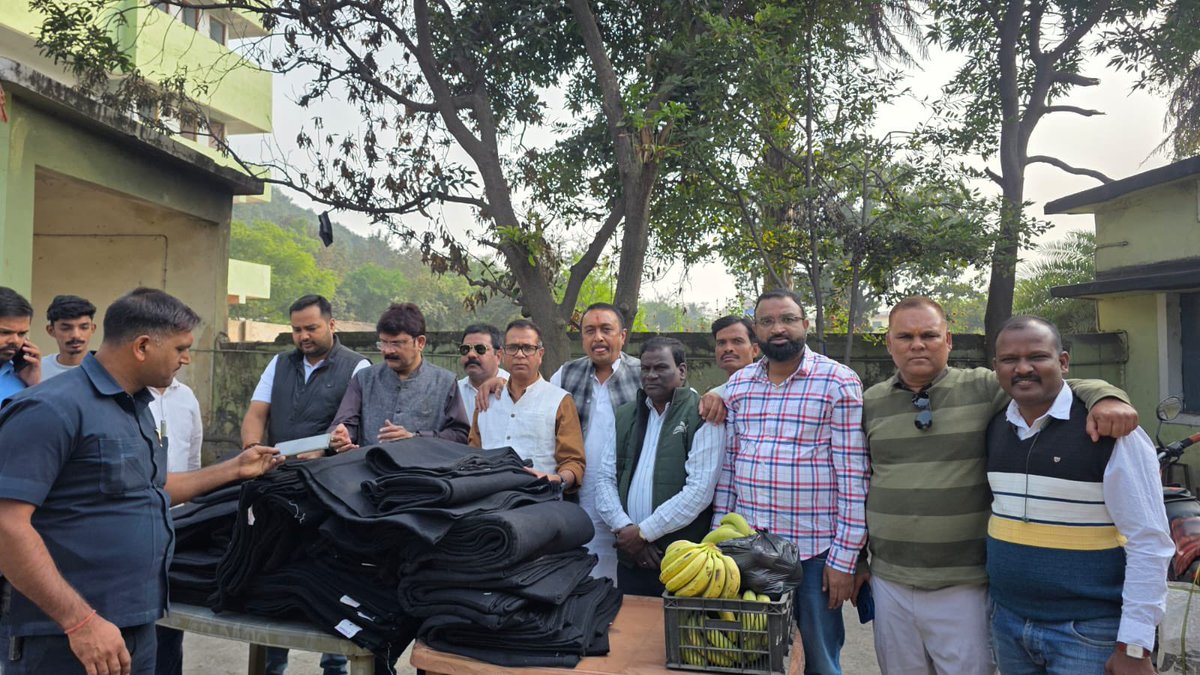 umeshpatelcgpyc's tweet image. जिला कांग्रेस कमेटी रायगढ़ शहर/ ग्रामीण के द्वारा मेरे जन्मदिन पर रायगढ़ के अनाथालय में बच्चो क़े साथ केक काटकर एवं उन्हें भोजन कराकर तथा वृद्धआश्रम मे वृद्धजनों को कम्बल एवं फल वितरित कर जन्मदिन मनाया गया।

आप सभी का बहुत बहुत धन्यवाद।