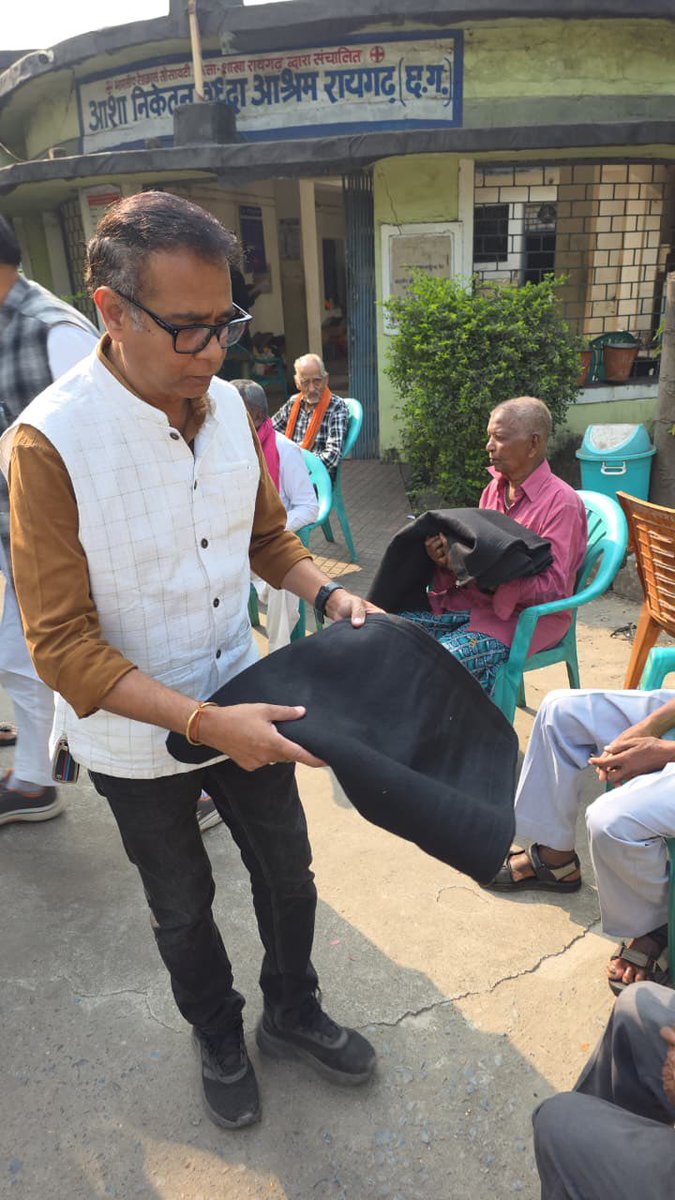 umeshpatelcgpyc's tweet image. जिला कांग्रेस कमेटी रायगढ़ शहर/ ग्रामीण के द्वारा मेरे जन्मदिन पर रायगढ़ के अनाथालय में बच्चो क़े साथ केक काटकर एवं उन्हें भोजन कराकर तथा वृद्धआश्रम मे वृद्धजनों को कम्बल एवं फल वितरित कर जन्मदिन मनाया गया।

आप सभी का बहुत बहुत धन्यवाद।