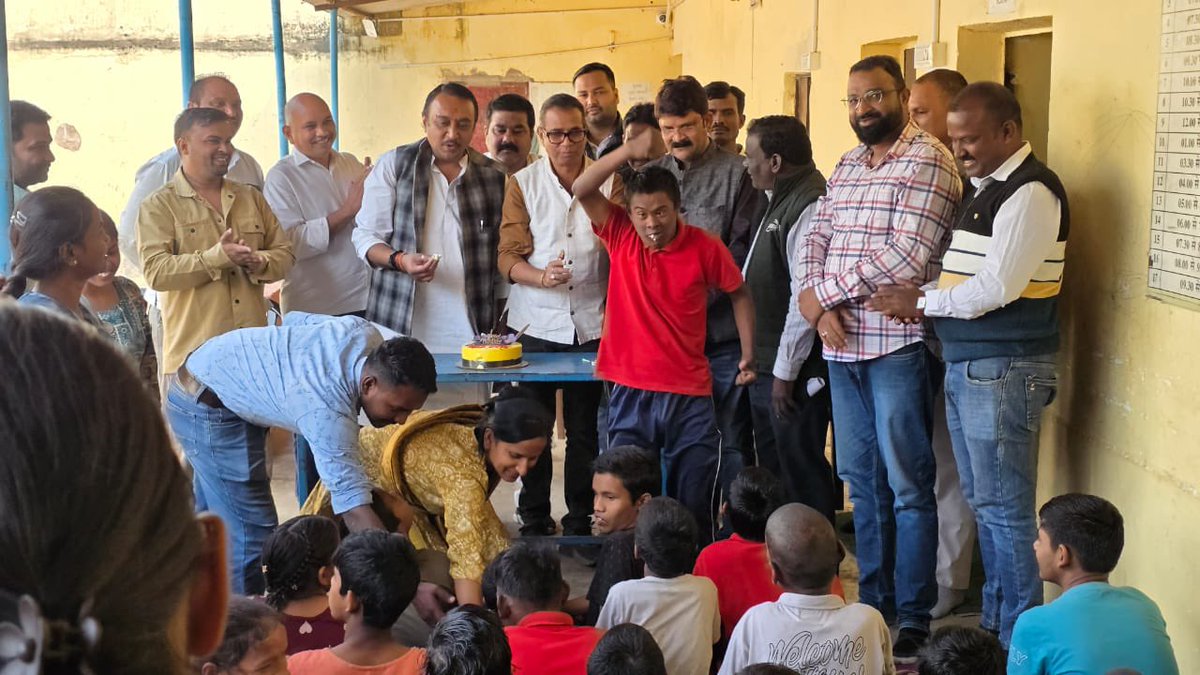 umeshpatelcgpyc's tweet image. जिला कांग्रेस कमेटी रायगढ़ शहर/ ग्रामीण के द्वारा मेरे जन्मदिन पर रायगढ़ के अनाथालय में बच्चो क़े साथ केक काटकर एवं उन्हें भोजन कराकर तथा वृद्धआश्रम मे वृद्धजनों को कम्बल एवं फल वितरित कर जन्मदिन मनाया गया।

आप सभी का बहुत बहुत धन्यवाद।