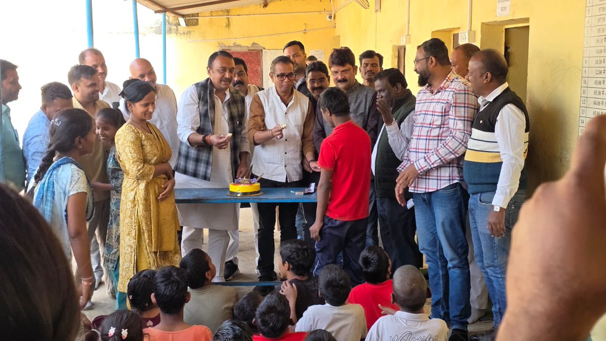 umeshpatelcgpyc's tweet image. जिला कांग्रेस कमेटी रायगढ़ शहर/ ग्रामीण के द्वारा मेरे जन्मदिन पर रायगढ़ के अनाथालय में बच्चो क़े साथ केक काटकर एवं उन्हें भोजन कराकर तथा वृद्धआश्रम मे वृद्धजनों को कम्बल एवं फल वितरित कर जन्मदिन मनाया गया।

आप सभी का बहुत बहुत धन्यवाद।