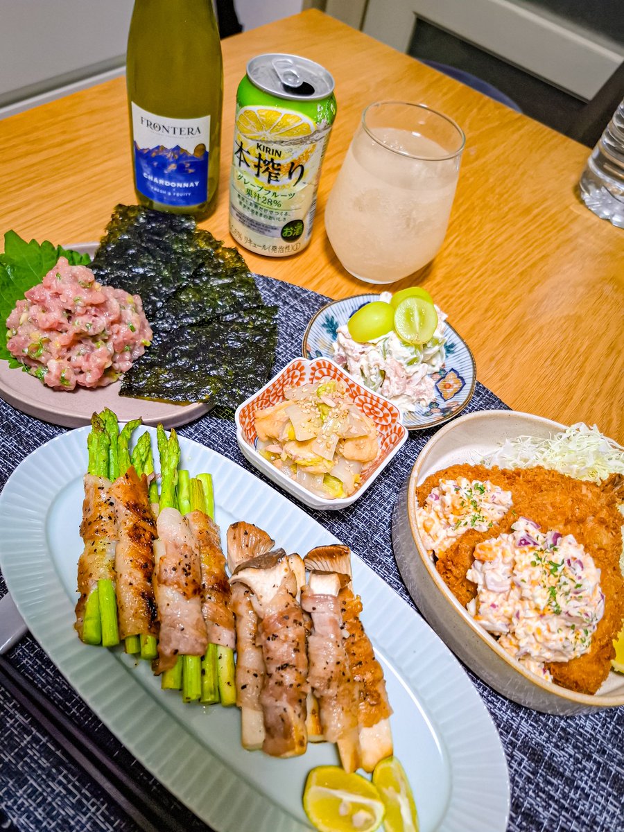tabehapi's tweet image. おうち居酒屋開店🍻
❇️アスパラとエリンギの肉巻き
❇️シャインマスカットと生ハムの白和え
❇️アジフライ (冷凍) 自家製タルタル
❇️白菜とツナとうすあげの炊いたん
❇️塩ねぎとろ
#おうちごはん
#X晩酌部