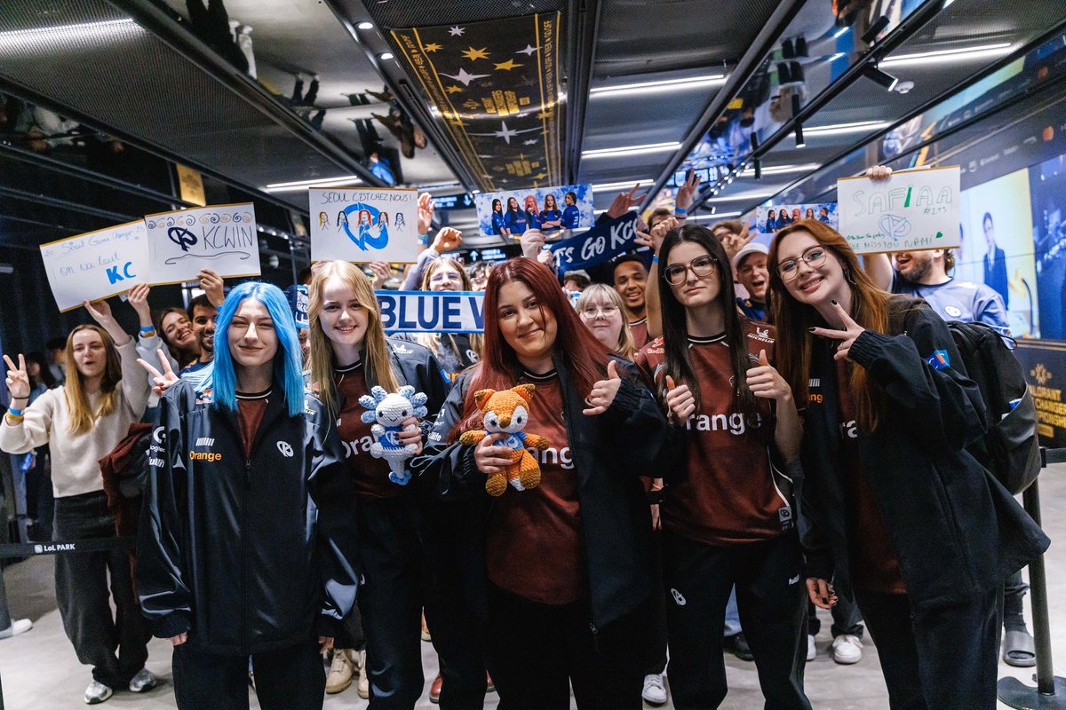 RushEsport's tweet image. « Le Blue Wall » résonne jusqu'à Séoul ! 🇰🇷🗣️

Grosse force aux @KC_FANS_SEOUL qui donnent de la voix pour soutenir nos joueuses GC. Vous êtes incroyables, on vous entend d'ici !

Séoul c'est chez nous ! 💙