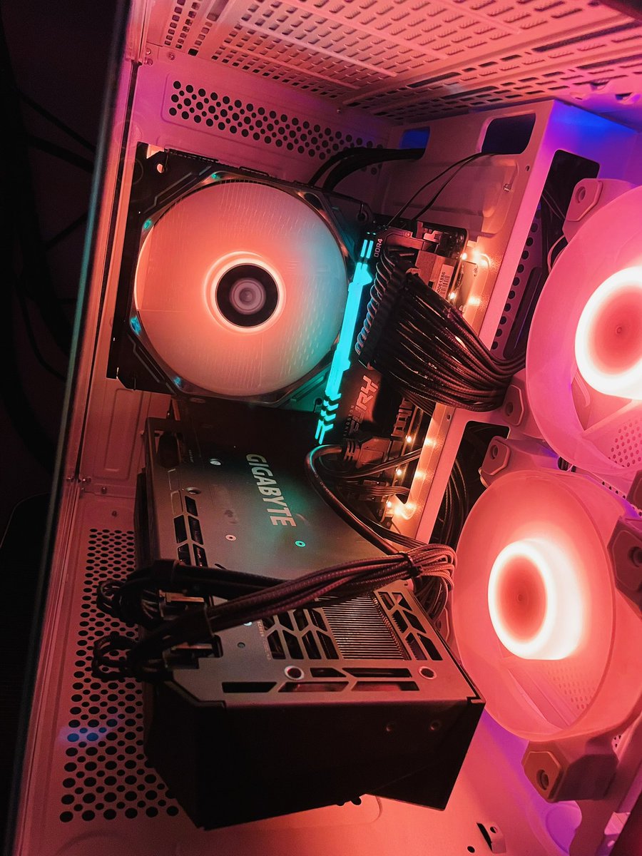 cinfulnoot's tweet image. PC works again now
Had to rip a hole in my wallet tho bc I had to replace my PSU that apparently broke. 

Drawing work will resume tonight. Thank you for your patience 🥹🙏
Need to grind again bc bills are about to come soon.