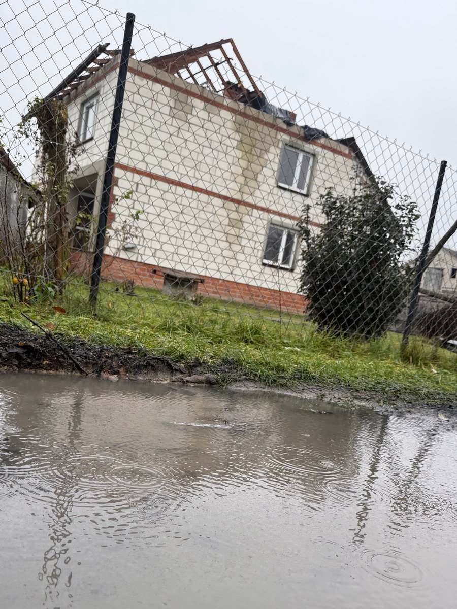 Dom w Wyrykach, w który trafiła rakieta wystrzelona z holenderskiego samolotu (co dla zmylenia przeciwnika nazwano rosyjskim dronem). Zdjęcia aktualne.

Wg zapewnień rządu miał być wyremontowany przed zimą.

"Robimy, nie gadamy!"