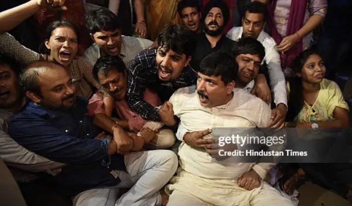SanjayAzadSln's tweet image. सड़क ख़ामोश हो गई तो संसद आवारा हो जायेगी-डॉ.लोहिया
हमने “संविधान दिवस” पर AAP की स्थापना की, संवैधानिक मूल्यों की रक्षा का संकल्प लिया।
13 साल के सफ़र में @ArvindKejriwal के साथ सड़क से सदन तक AAP का झंडा बुलंद करने वाले सभी साथियों को AAP स्थापना दिवस की ढेर सारी शुभकामनाएँ।