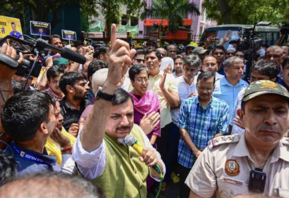 SanjayAzadSln's tweet image. सड़क ख़ामोश हो गई तो संसद आवारा हो जायेगी-डॉ.लोहिया
हमने “संविधान दिवस” पर AAP की स्थापना की, संवैधानिक मूल्यों की रक्षा का संकल्प लिया।
13 साल के सफ़र में @ArvindKejriwal के साथ सड़क से सदन तक AAP का झंडा बुलंद करने वाले सभी साथियों को AAP स्थापना दिवस की ढेर सारी शुभकामनाएँ।