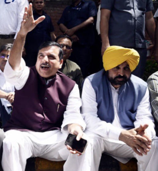 SanjayAzadSln's tweet image. सड़क ख़ामोश हो गई तो संसद आवारा हो जायेगी-डॉ.लोहिया
हमने “संविधान दिवस” पर AAP की स्थापना की, संवैधानिक मूल्यों की रक्षा का संकल्प लिया।
13 साल के सफ़र में @ArvindKejriwal के साथ सड़क से सदन तक AAP का झंडा बुलंद करने वाले सभी साथियों को AAP स्थापना दिवस की ढेर सारी शुभकामनाएँ।