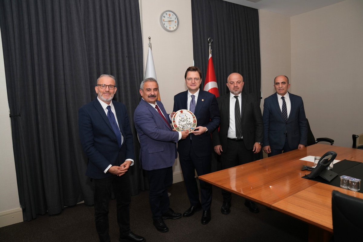 tbfederasyonu's tweet photo. Türkiye Basın Federasyonu (TÜBAF) Yönetimi AK Parti Genel Başkan Yardımcısı Halit Yerebakan’ı makamında ziyaret etti. Ziyarete ilişkin konuşan Genel Başkan Sinan Burhan, Nazik kabulleri ve değerli misafirperverlikleri için kendilerine teşekkür ederiz dedi. @DrYerebakan https://t.co/zELbLeGNpk