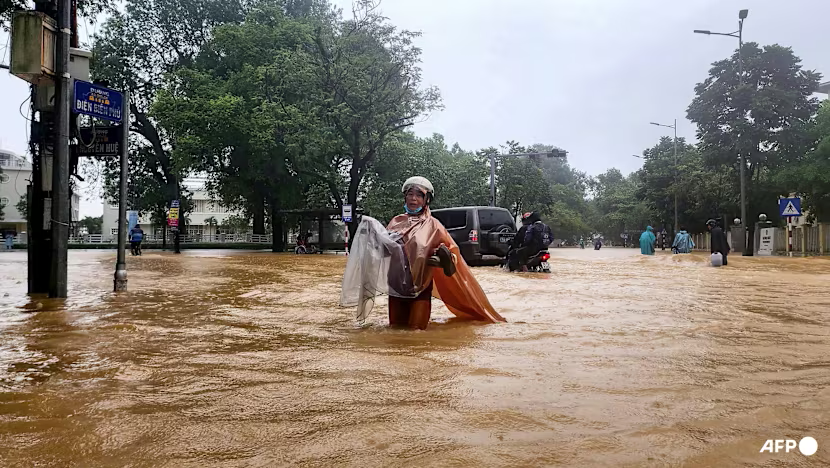 AssaadRazzouk's tweet image. This is the new normal: South East Asia is currently drowning because of the &quot;unusual alignment of two climate forces behind record-breaking rain&quot;

&amp;gt;Hundreds killed in Thailand, the Philippines, Vietnam and Malaysia
&amp;gt;Millions (millions!) displaced
&amp;gt;Exceptionally severe floods,…
