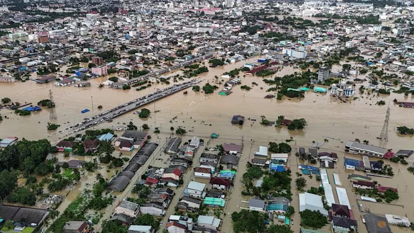 AssaadRazzouk's tweet image. This is the new normal: South East Asia is currently drowning because of the &quot;unusual alignment of two climate forces behind record-breaking rain&quot;

&amp;gt;Hundreds killed in Thailand, the Philippines, Vietnam and Malaysia
&amp;gt;Millions (millions!) displaced
&amp;gt;Exceptionally severe floods,…