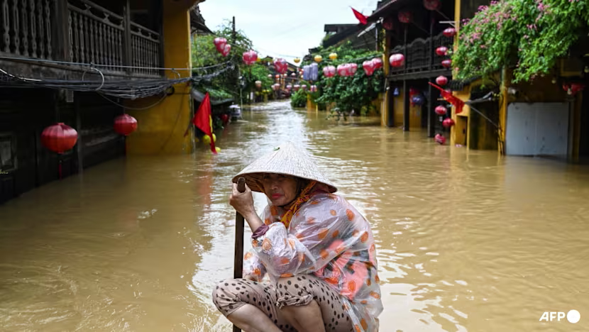 AssaadRazzouk's tweet image. This is the new normal: South East Asia is currently drowning because of the &quot;unusual alignment of two climate forces behind record-breaking rain&quot;

&amp;gt;Hundreds killed in Thailand, the Philippines, Vietnam and Malaysia
&amp;gt;Millions (millions!) displaced
&amp;gt;Exceptionally severe floods,…