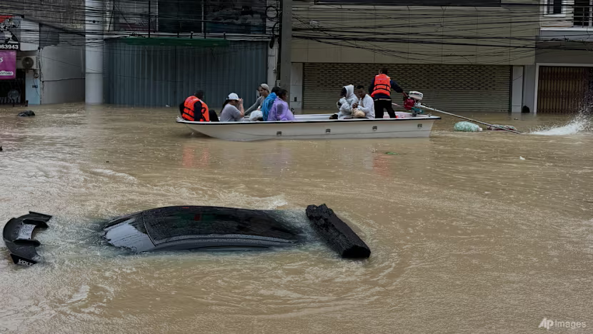 AssaadRazzouk's tweet image. This is the new normal: South East Asia is currently drowning because of the &quot;unusual alignment of two climate forces behind record-breaking rain&quot;

&amp;gt;Hundreds killed in Thailand, the Philippines, Vietnam and Malaysia
&amp;gt;Millions (millions!) displaced
&amp;gt;Exceptionally severe floods,…