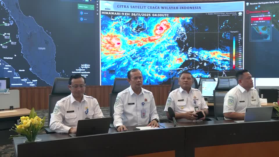 SGNews123's tweet image. Two tropical cyclones have triggered severe flooding across northern Southeast Asia, according to Indonesia’s weather agency, with heavy rains disrupting communities and raising concerns about further impacts. 

#SoutheastAsia #floods  #TropicalCyclone #indonesia